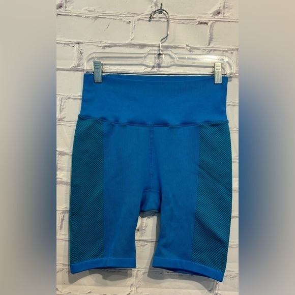 Wilson Pants - Wilson Woman’s royal blue ribbed biking pull on athletic shorts - Size Medium